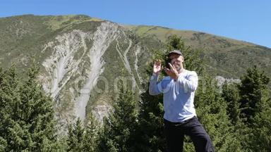 游客在山区旅行时使用手机进行视频通话